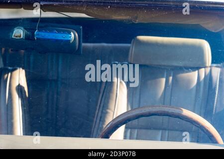 Intérieur d'une vieille voiture avec volant en bois et siège en cuir Banque D'Images