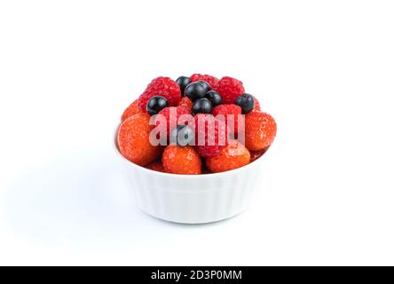 Rowan, framboises et baies de fraises isolées sur fond blanc. Banque D'Images