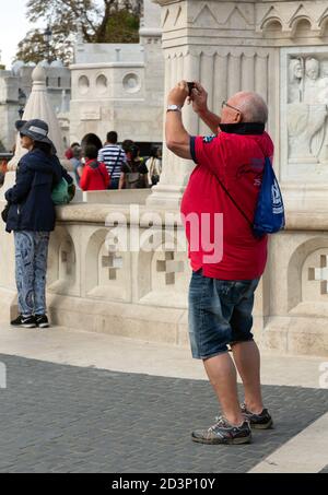 Touristes prenant des photos à Budapest, Hongrie Banque D'Images