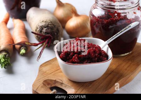 Caviar fait maison de betteraves et carottes dans un bol et un bol sur bois et ingrédients frais sur un gris clair arrière-plan Banque D'Images