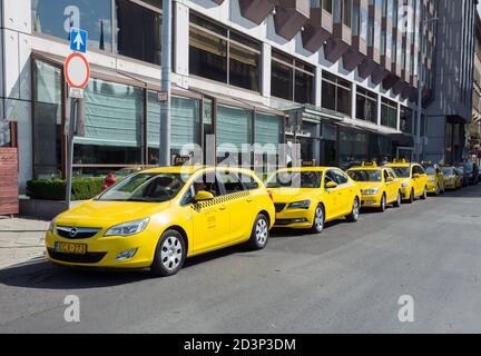 Taxis jaunes à Prague, République tchèque Banque D'Images