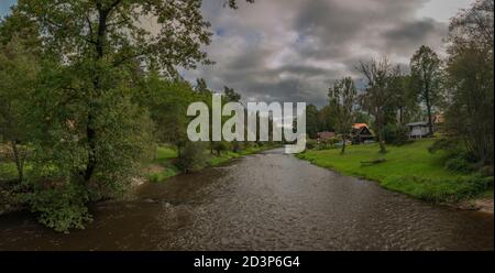 Rivière Malse près du village de Plav dans un ciel nuageux automne couleur jour Banque D'Images