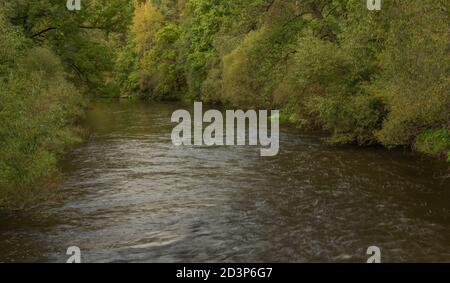 Rivière Malse près du village de Plav dans un ciel nuageux automne couleur jour Banque D'Images