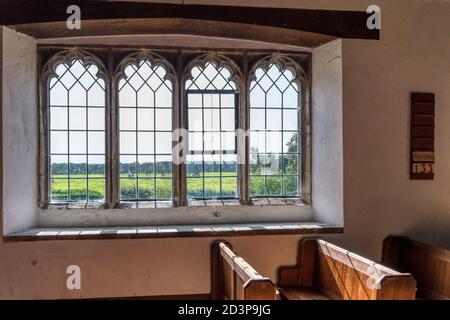 Vue depuis une église de campagne anglaise. Église Saint-Pierre et Saint-Paul à West Newton sur le domaine de Sandringham, Norfolk. Banque D'Images