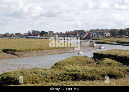 Burnham Overy Staithe vu de l'autre côté du ruisseau depuis le Norfolk Sentier national Coast Path Banque D'Images