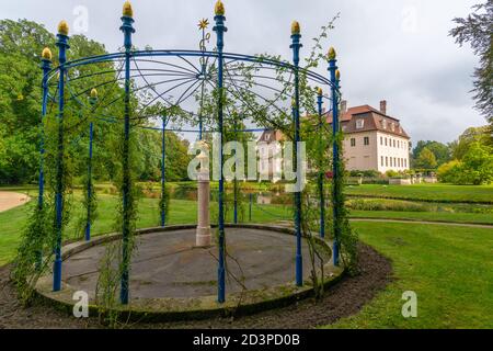 Roseraie au buste doré de Henriette Sontag, palais Fürst Pückler et parc national Branitz, Cottbus, Brandebourg, Allemagne de l'est, Europe Banque D'Images