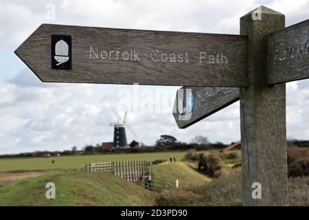 Panneau de la piste nationale du chemin de la côte de Norfolk près du moulin à vent Burnham Overy Staithe, Norfolk, Royaume-Uni Banque D'Images