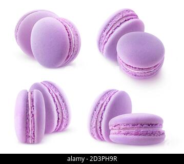 Macarons violets isolés. Collection de deux macarons myrtilles ou blackberry isolés sur fond blanc Banque D'Images