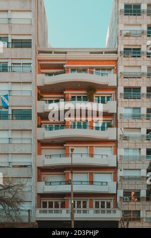 Petit bâtiment entre deux grands bâtiments Banque D'Images