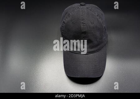 Casquette de baseball noire. Vue avant supérieure, isolée sur fond gris Banque D'Images