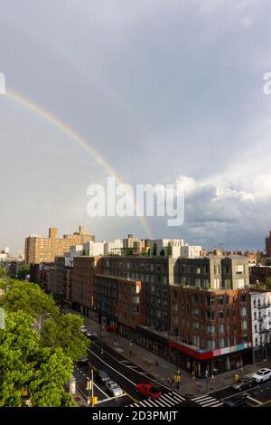 Arc-en-ciel après une tempête au-dessus du centre-ville de Manhattan, New York City. Ciel nuageux Banque D'Images