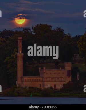 Le vieux Pumpwerk au parc Babelsberg avec la pleine lune Banque D'Images