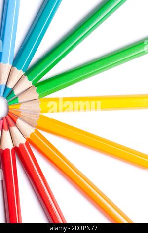 cercle ou demi-cercle de crayons de couleur pointés dans le centrer sur un arrière-plan blanc isolé Banque D'Images