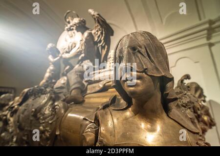 Kopf einer Frau mt Schleier am Sarkophag von Kaiserin Elisabeth Christine von Braunschweig-Wolfenbüttel in der Kapuzinergruft in Wien, Österreich, E Banque D'Images