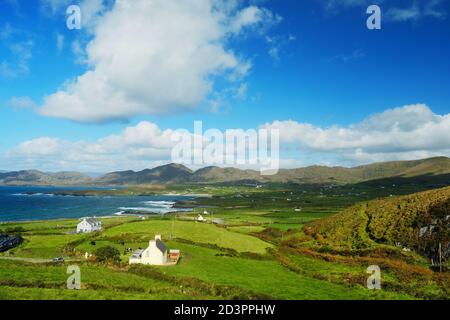 En regardant vers Allihies à l'ouest de la péninsule de Beara, Comté de Cork, Irlande - John Gollop Banque D'Images