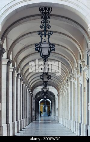 Arcade avec plafond voûté et lampes en fer dans le bâtiment de Praca do Comercio à Lisbonne, Portugal Banque D'Images