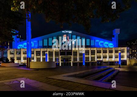 Wembley Park, Londres, Royaume-Uni. 8 octobre 2020.pour commémorer et imaginer le légendaire John Lennon à 80 ans, Wembley Park rend hommage à la star des Beatles en illuminant le stade SSE Arena, Wembley, avec une image d'un moment marquant de l'ère : John Lennon se produit à Empire Pool (maintenant le SSE Arena, Wembley) lors de la dernière représentation du groupe au Royaume-Uni le 1er mai 1966. Amanda Rose/Alamy Live News Banque D'Images