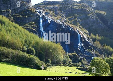 La chute d'eau au parc Gleninchaquin, sur la péninsule de Beara, comté de Kerry, Irlande - John Gollop Banque D'Images