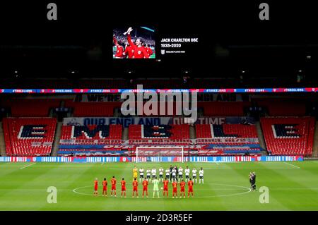 Les joueurs prennent part à quelques applaudissements à la mémoire des footballeurs et des fans qui sont passés en 2020 avant le début du match international amical au stade Wembley, Londres. Banque D'Images