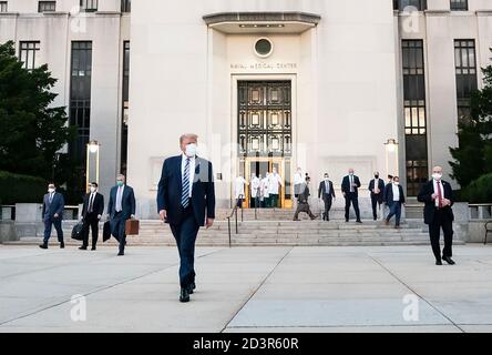 Le président Donald J. Trump quitte le Walter Reed National Military Medical Center et monte à bord du convoi présidentiel en route vers le bloc-hélicoptère le lundi 5 octobre 2020, à Bethesda, Maryland, après un traitement pour la COVID-19. (ÉTATS-UNIS) Banque D'Images