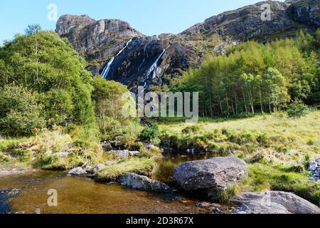 La chute d'eau au parc Gleninchaquin, sur la péninsule de Beara, comté de Kerry, Irlande - John Gollop Banque D'Images