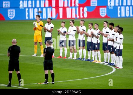 Les joueurs d'Angleterre prennent part à quelques applaudissements à la mémoire des footballeurs et des fans qui sont passés en 2020 avant le début du match international amical au stade Wembley, Londres. Banque D'Images