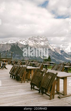 Refuge fermé, restaurant et bar sur les Dolomites, près de Cortina, Italie. Chaises pliantes fermées avec vue sur une montagne enneigée. Banque D'Images