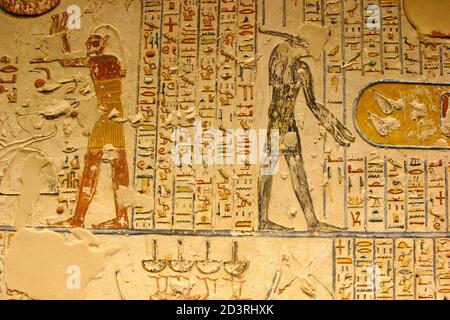 Peintures murales anciennes à l'intérieur de la tombe de Ramses IV, dans la vallée des Rois Banque D'Images