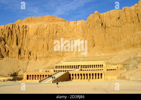 Vue sur la vallée des reines et le temple mortiaire de Hatshepsut, la deuxième femme pharaon. Luxor West Bank Banque D'Images