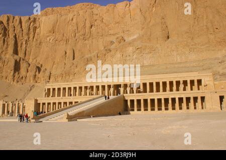 Vue sur la vallée des reines et le temple mortiaire de Hatshepsut, la deuxième femme pharaon. Luxor West Bank Banque D'Images