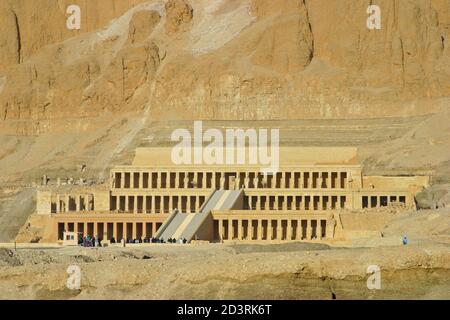 Vue sur la vallée des reines et le temple mortiaire de Hatshepsut, la deuxième femme pharaon. Luxor West Bank Banque D'Images