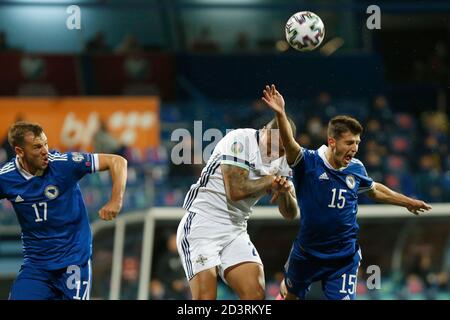 Sarajevo, Bosnie-Herzégovine. 08 octobre 2020. Le joueur bosniaque Branimir Cipetić challenge ball avec l'Irlande du Nord Josh Magennis lors du match de qualification Euro 2020 Bosnie-Herzégovine et Irlande du Nord à Sarajevo, Bosnie-Herzégovine, 8, octobre 2020. Au stade Grbavica, Sarajevo. Crédit : Amel Emric/Alamy Live News Banque D'Images