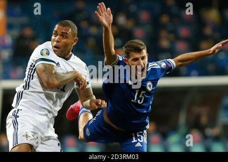 Sarajevo, Bosnie-Herzégovine. 08 octobre 2020. Le joueur bosniaque Branimir Cipetić challenge ball avec l'Irlande du Nord Josh Magennis lors du match de qualification Euro 2020 Bosnie-Herzégovine et Irlande du Nord à Sarajevo, Bosnie-Herzégovine, 8, octobre 2020. Au stade Grbavica, Sarajevo. Crédit : Amel Emric/Alamy Live News Banque D'Images