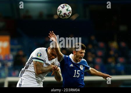 Sarajevo, Bosnie-Herzégovine. 08 octobre 2020. Le joueur bosniaque Branimir Cipetić challenge ball avec l'Irlande du Nord Josh Magennis lors du match de qualification Euro 2020 Bosnie-Herzégovine et Irlande du Nord à Sarajevo, Bosnie-Herzégovine, 8, octobre 2020. Au stade Grbavica, Sarajevo. Crédit : Amel Emric/Alamy Live News Banque D'Images