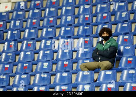 Sarajevo, Bosnie-Herzégovine. 08 octobre 2020. Homme bosniaque regardant un match de qualification Euro 2020 Bosnie-Herzégovine et Irlande du Nord à Sarajevo, Bosnie-Herzégovine, 8, octobre 2020. Au stade Grbavica, Sarajevo. Crédit : Amel Emric/Alamy Live News Banque D'Images