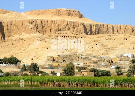 Vue sur la vallée des reines et le temple mortiaire de Hatshepsut, la deuxième femme pharaon. Luxor West Bank Banque D'Images