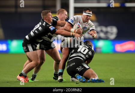 Le Bodene Thompson de Leeds Rhinos (au centre à droite) est abordé par Jack Brown (à gauche) du FC Hull, Jordan Johnstone (au centre à gauche) et Chris Satae lors du match de la Super League de Betfred au stade Emerald Headingley, à Leeds. Banque D'Images