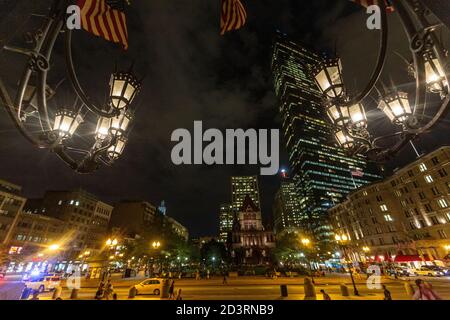 Vue de nuit de Copley Square depuis le bâtiment McKim, , la bibliothèque publique de Boston, Boston, Massachusetts, États-Unis Banque D'Images