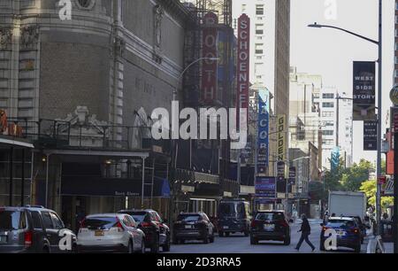 New York, États-Unis. 7 octobre 2020. Les théâtres de Broadway sont vus à New York, aux États-Unis, le 7 octobre 2020. Broadway, l'une des cartes nominées de la ville de New York, continue de se départir, car les sites de représentation en direct devraient rester fermés jusqu'en janvier 2021 ou plus tard. Le confinement depuis mars signifie que l'industrie du théâtre à New York a perdu à elle seule plus de 800 millions de dollars de revenus de vente de billets. Crédit : Wang Ying/Xinhua/Alay Live News Banque D'Images