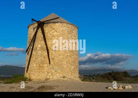 Anciens moulins à vent sur la plage d''Agios Ioannis, Lefkada, Grèce Banque D'Images