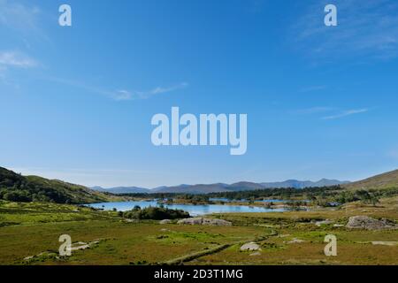 En regardant vers le nord en direction de Lough Cloonee sur la péninsule de Beara, Comté de Kerry, Irlande - John Gollop Banque D'Images