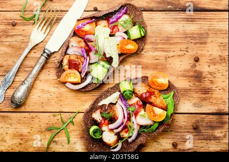 Sandwichs appétissants ou bruschetta à base de légumes et de viande Banque D'Images