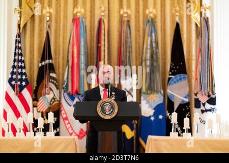 Réception à la Maison Blanche pour honorer les familles Gold Star le président Donald J. Trump écoute les chansons chantées à une bougie souvenir lors d'une réception en l'honneur des familles Gold Star le dimanche 27 septembre 2020, dans la salle est de la Maison Blanche. Banque D'Images