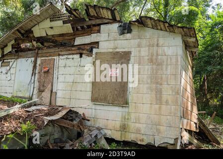 Maison abandonnée et abandonnée située dans les bois du centre-nord de la Floride. Banque D'Images