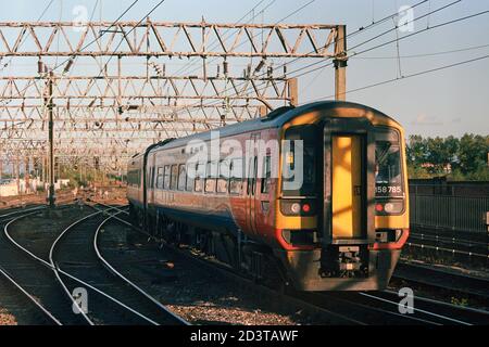 Manchester, Royaume-Uni - 19 septembre 2020 : un train de voyageurs (classe 158) est utilisé par East Midlands Railway à la gare Manchester Piccadilly pour le service express. Banque D'Images