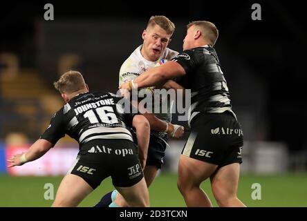 Tom Holroyd (au centre) de Leeds Rhinos est attaqué par Jordan Johnstone (à gauche) du FC Hull et Jack Brown lors du match de la Super League de Betfred au stade Emerald Headingley, à Leeds. Banque D'Images