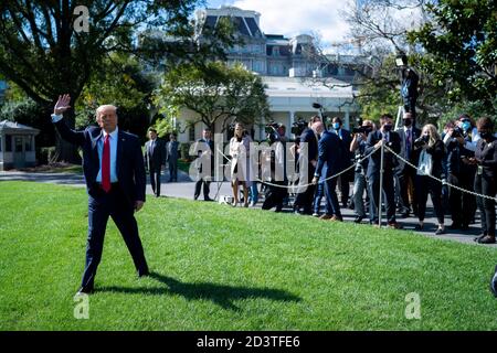 Donald Trump, le président américain, se promène dans la pelouse sud de la Maison Blanche pour se rendre au Minnesota le 30 septembre 2020 à Washington, DC. Banque D'Images