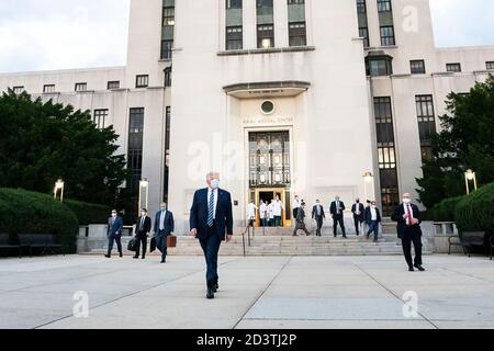 Le président Trump revient à la Maison-Blanche le président Donald J. Trump quitte le centre médical militaire national Walter Reed et monte à bord du convoi présidentiel en route vers le bloc-hélicoptère le lundi 5 octobre 2020, à Bethesda, au Maryland Banque D'Images