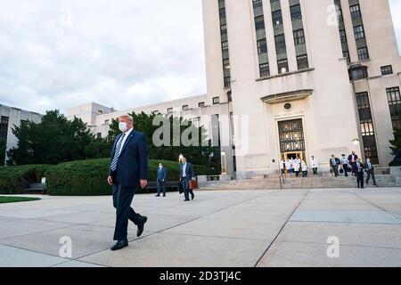 Le président Trump revient à la Maison-Blanche le président Donald J. Trump quitte le centre médical militaire national Walter Reed et monte à bord du convoi présidentiel en route vers le bloc-hélicoptère le lundi 5 octobre 2020, à Bethesda, au Maryland Banque D'Images