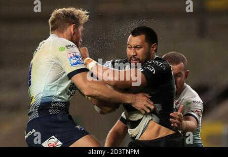 Le Ligi Sao (au centre) du FC Hull est affronté par Matt Prior (à gauche) de Leeds Rhinos lors du match de la Super League de Betfred au stade Emerald Headingley, à Leeds. Banque D'Images